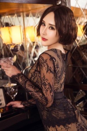 年轻的女教师在线