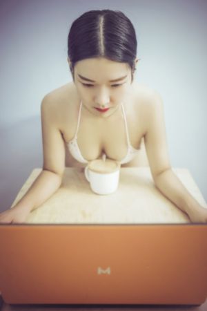 饥渴少妇伦色诱公