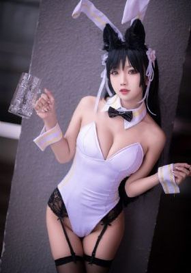 老赵揉搓着娇妻的大乳视频